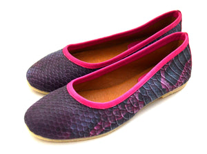 Mom pink snake style shoes.