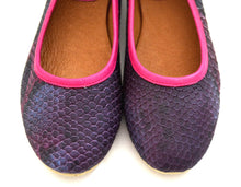 Mom pink snake style shoes.