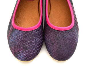 Mom pink snake style shoes.